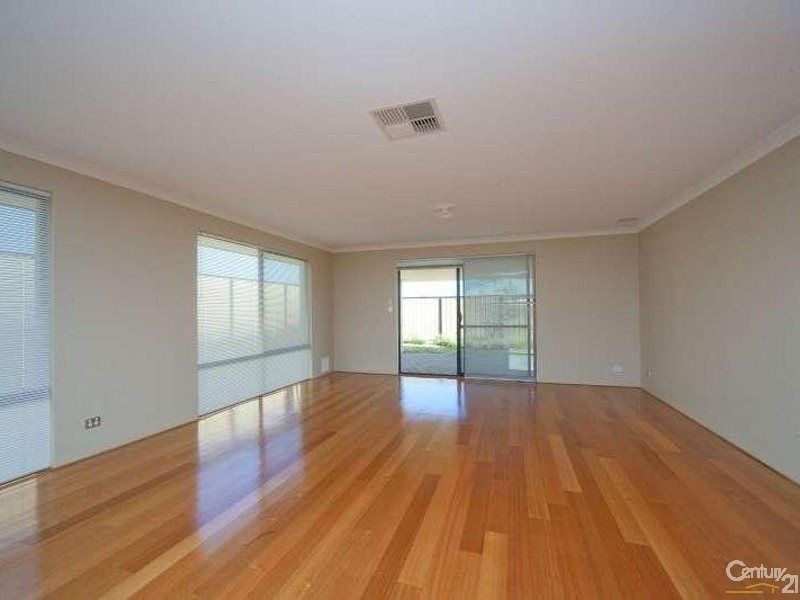 8 Lauderdale Ramble, Carramar WA 6031