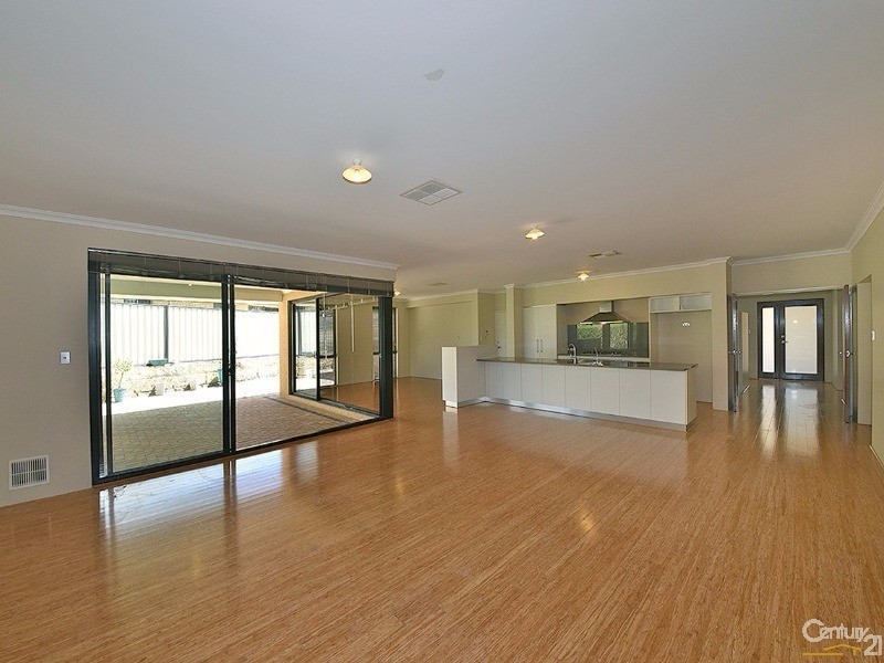 6 Shiralee Bend, Carramar WA 6031