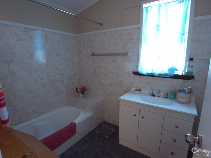 9  Harrington Street, Calingiri WA 6569