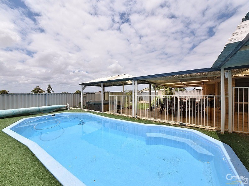 100 Santa Barbara Pde, Quinns Rocks WA 6030