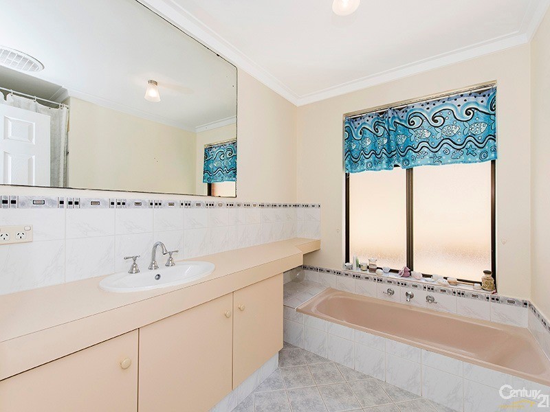 5 Pacific Way, Beldon WA 6027