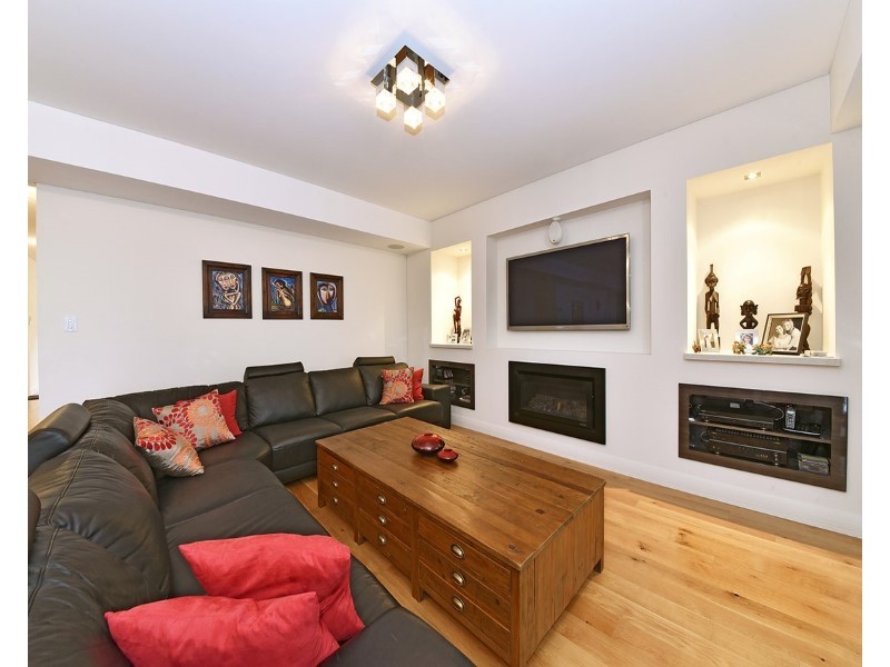 11 Seabird Bend, Jindalee WA 6036