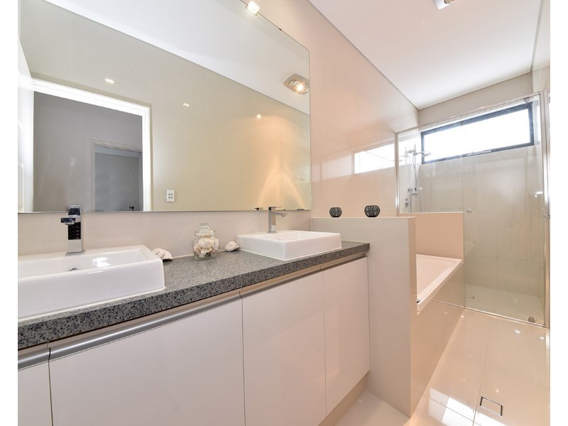 11 Seabird Bend, Jindalee WA 6036