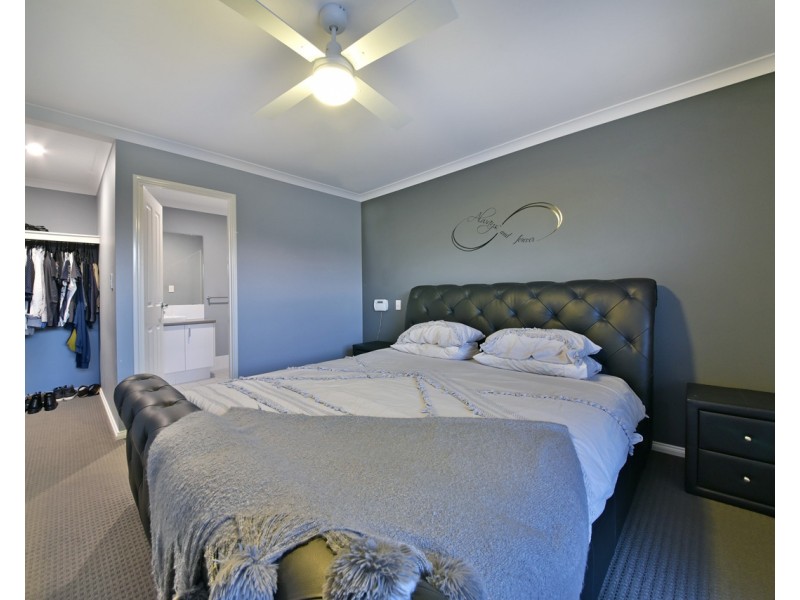 32 Azolla Street, Banksia Grove WA 6031