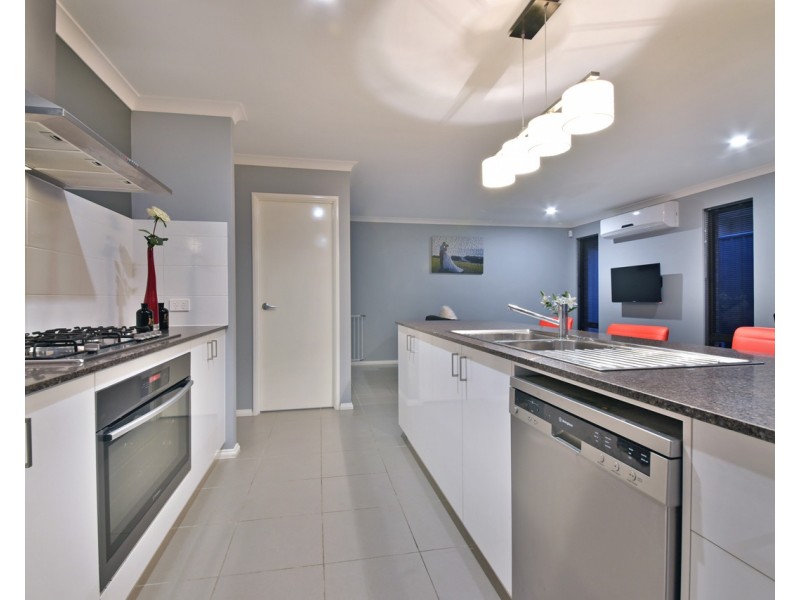 32 Azolla Street, Banksia Grove WA 6031
