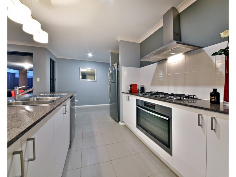 32 Azolla Street, Banksia Grove WA 6031