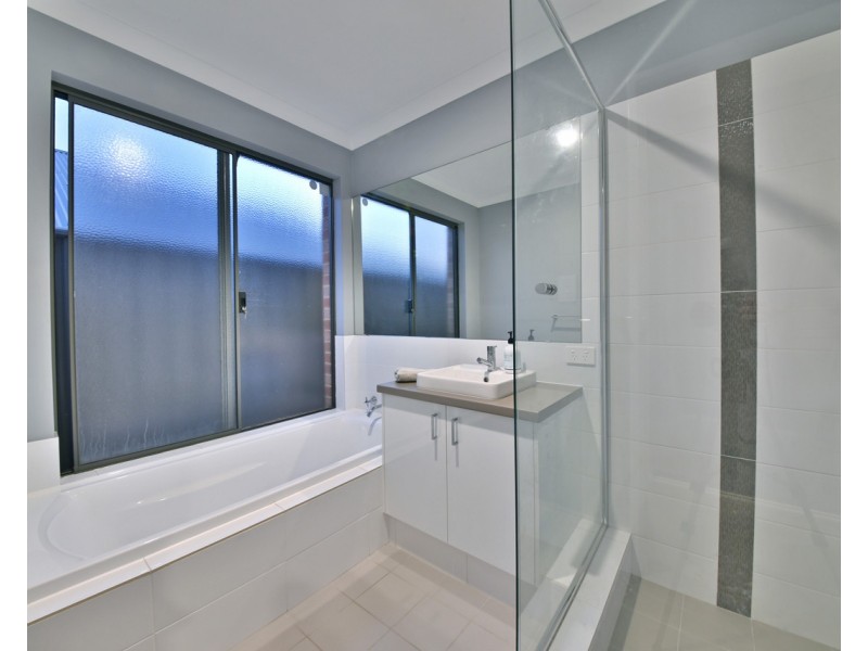 32 Azolla Street, Banksia Grove WA 6031
