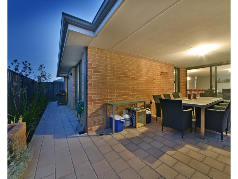32 Azolla Street, Banksia Grove WA 6031