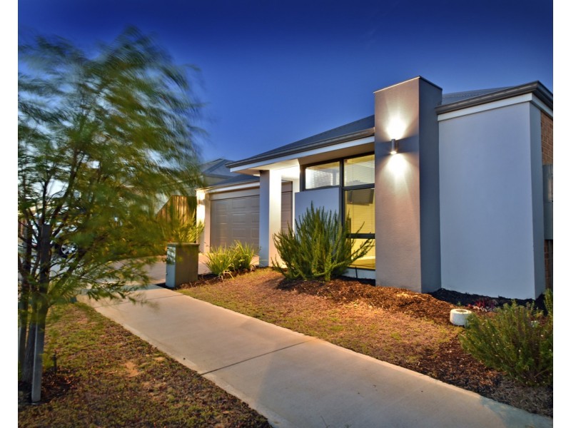 32 Azolla Street, Banksia Grove WA 6031