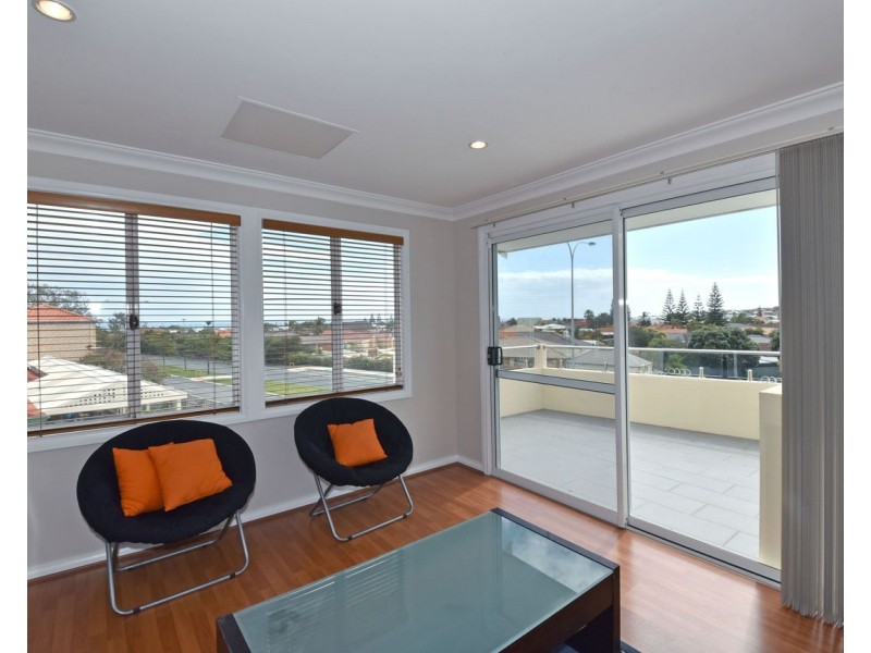 21A Holyhead Green, Mindarie WA 6030