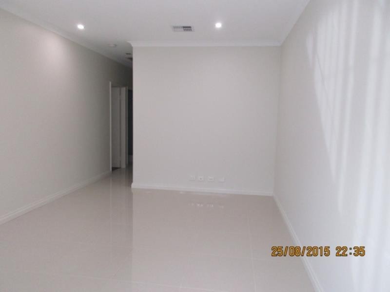 2/4 Flecker Promenade, Aveley WA 6069