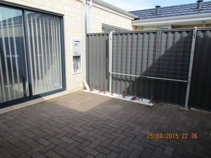 2/4 Flecker Promenade, Aveley WA 6069