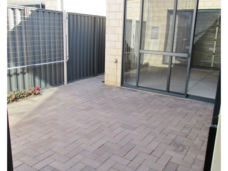 2/4 Flecker Promenade, Aveley WA 6069