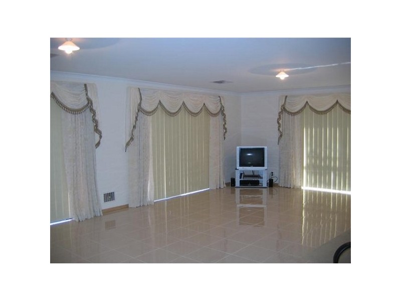 39 Shiralee Bend, Carramar WA 6031