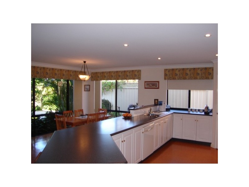 4 Monroe Retreat, Meadow Springs WA 6210