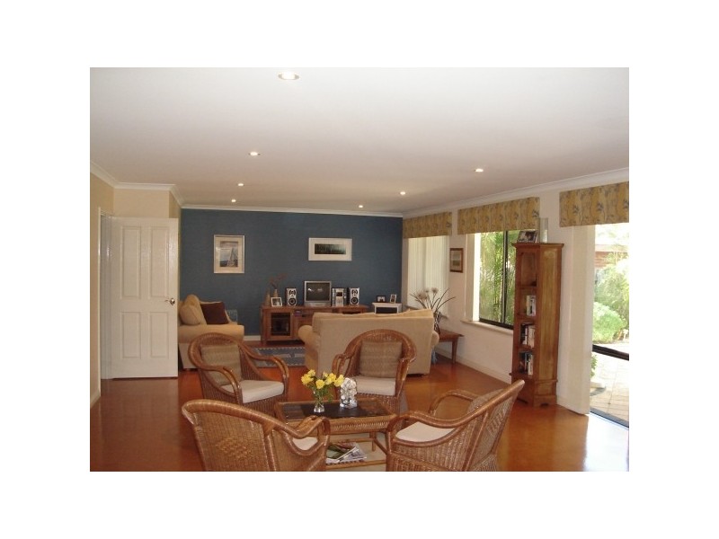 4 Monroe Retreat, Meadow Springs WA 6210