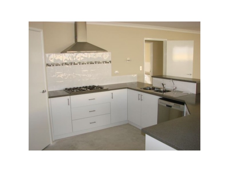 7 Rayner Promenade, Lakelands WA 6210