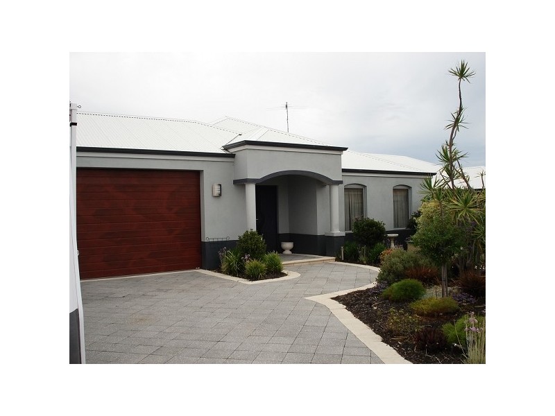 5 Roseburg Court, Meadow Springs WA 6210