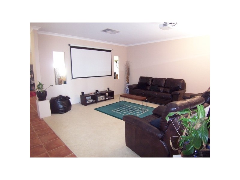 18 Ravendale Drive, Dudley Park WA 6210