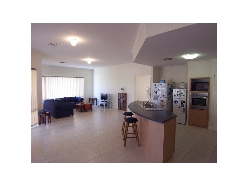 79 Oaklands Avenue, Halls Head WA 6210