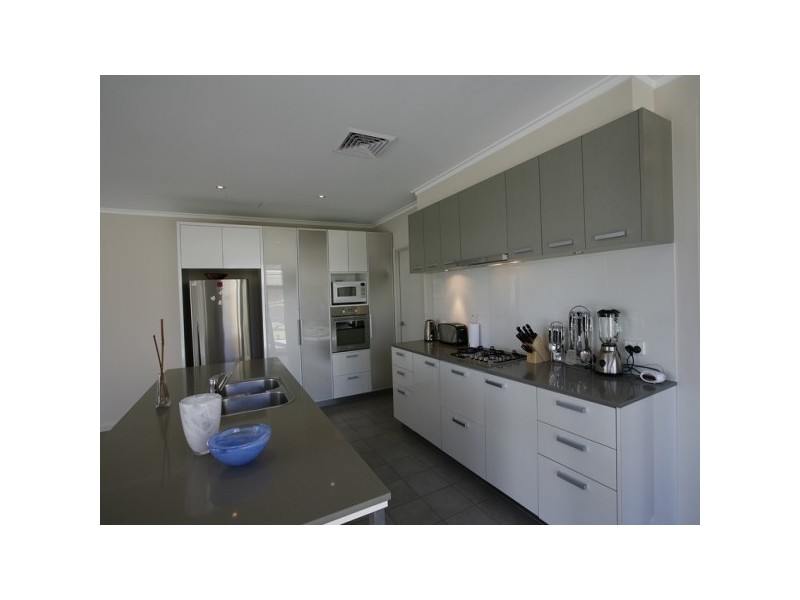 3 Oregon Court, Meadow Springs WA 6210