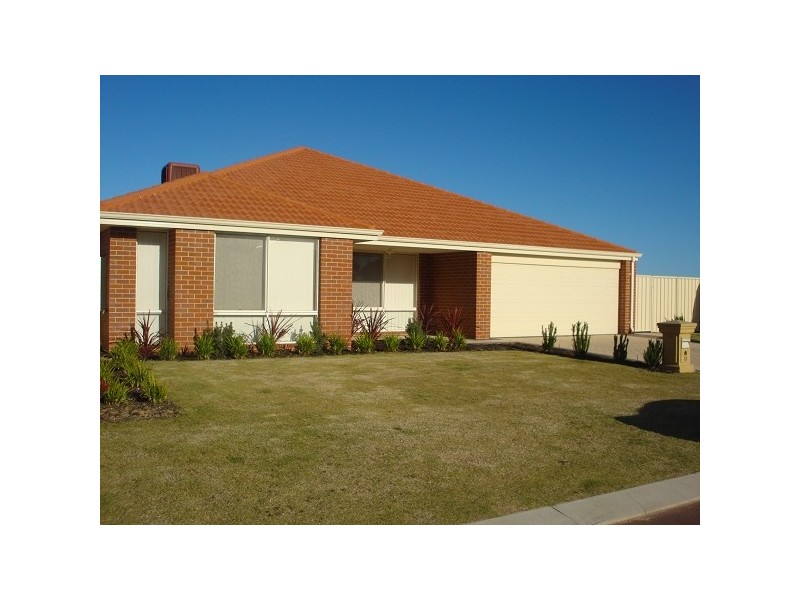 13 Arlette Pass LAKELANDS, Mandurah WA 6210