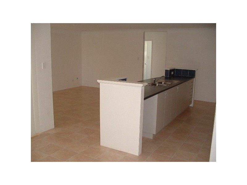 10 Arlette Pass, Lakelands WA 6210