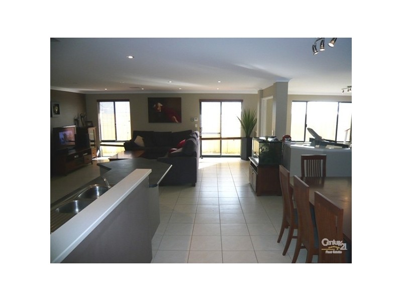 11 Winslow Crescent, Lakelands WA 6210