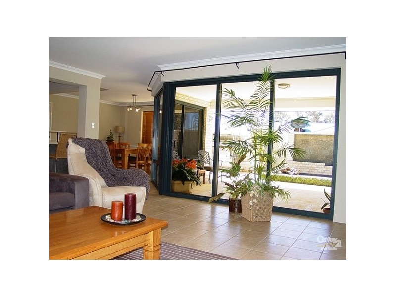 12 Campion Way, Lakelands WA 6210