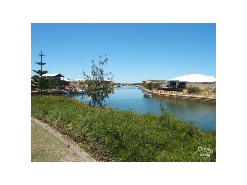 26 Queen Pde, Wannanup WA 6210