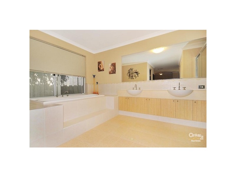 5 Dalona Parkway, Lakelands WA 6180