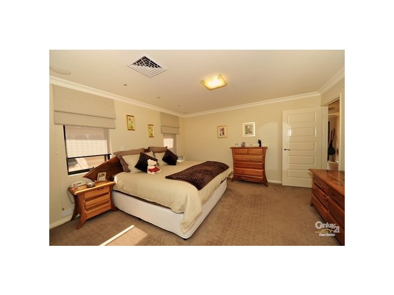 10 Gael Place, Dudley Park WA 6210