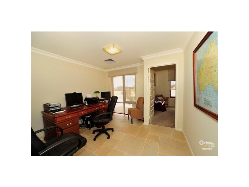 10 Gael Place, Dudley Park WA 6210