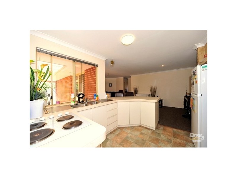 7 Oaklands Ave, Halls Head WA 6210