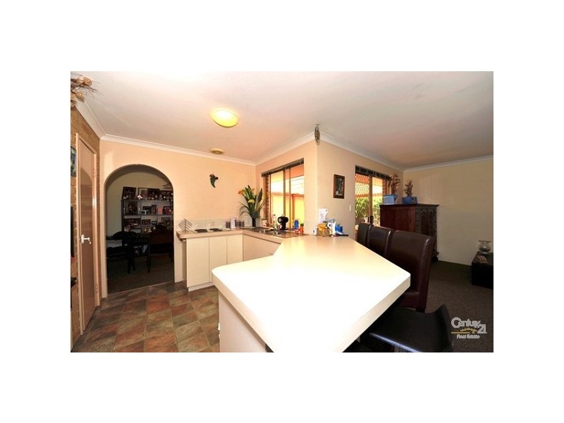 7 Oaklands Ave, Halls Head WA 6210