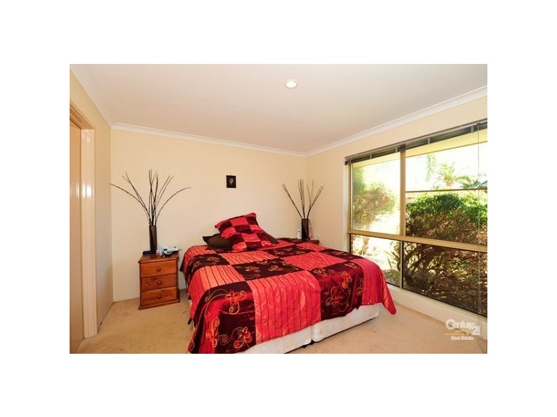 7 Oaklands Ave, Halls Head WA 6210