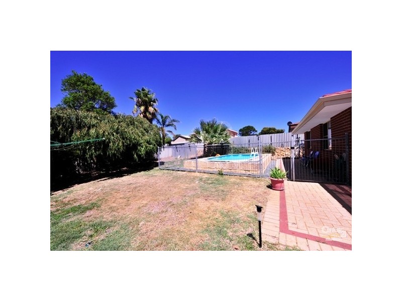 7 Oaklands Ave, Halls Head WA 6210