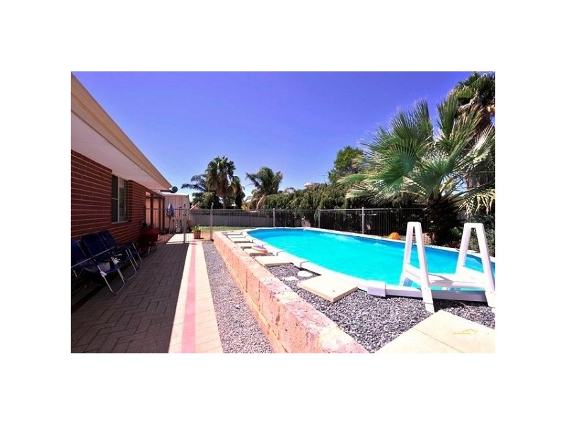 7 Oaklands Ave, Halls Head WA 6210