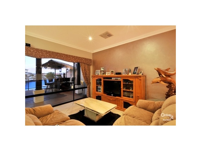 24 Leisure Way, Halls Head WA 6210