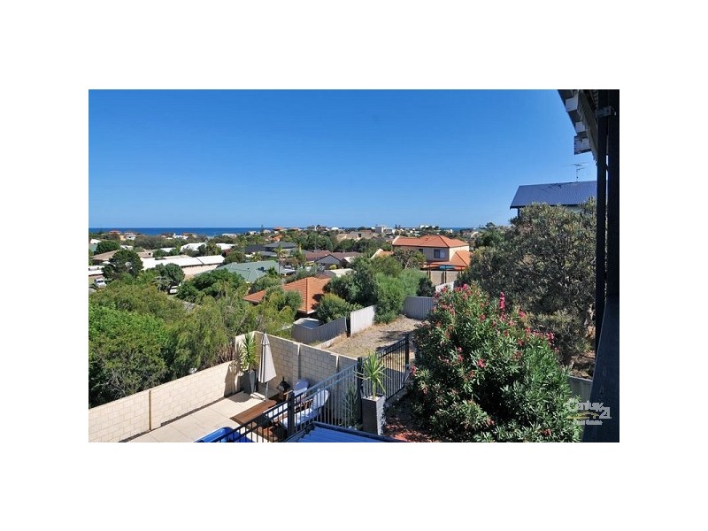 8 Marsh Place, Halls Head WA 6210