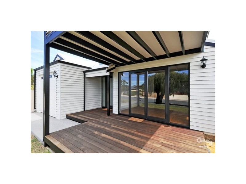 22a Queen Parade, Wannanup WA 6210