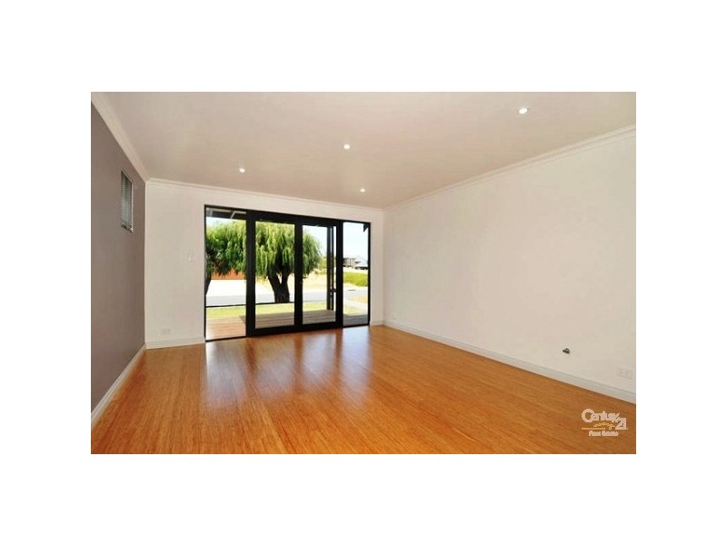 22a Queen Parade, Wannanup WA 6210