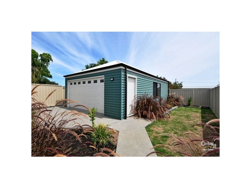 22a Queen Parade, Wannanup WA 6210
