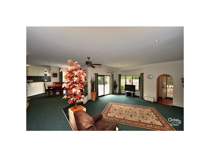 11 Kingfisher Drive, Halls Head WA 6210