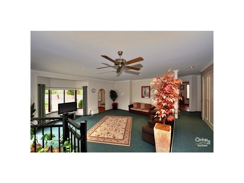 11 Kingfisher Drive, Halls Head WA 6210