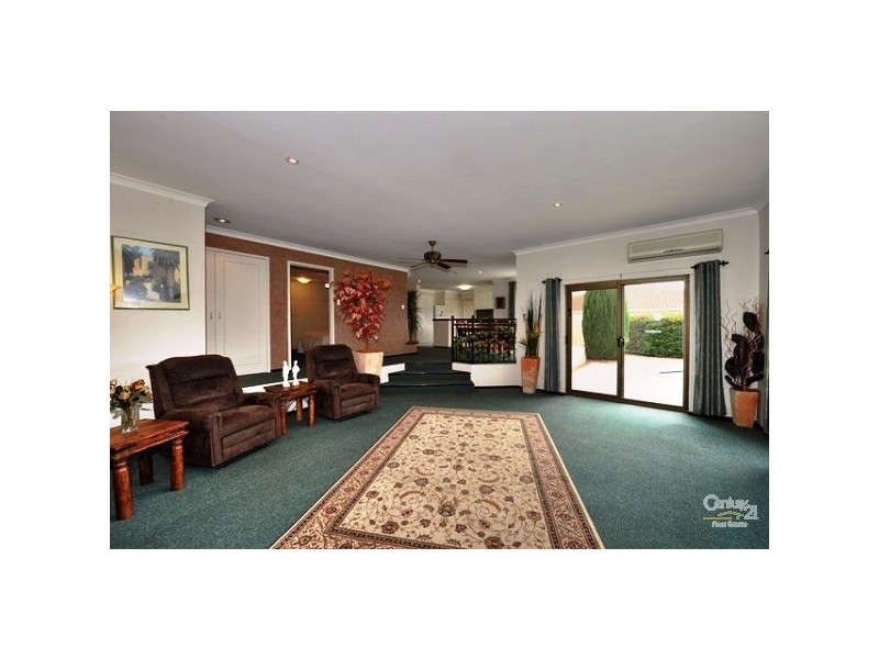 11 Kingfisher Drive, Halls Head WA 6210