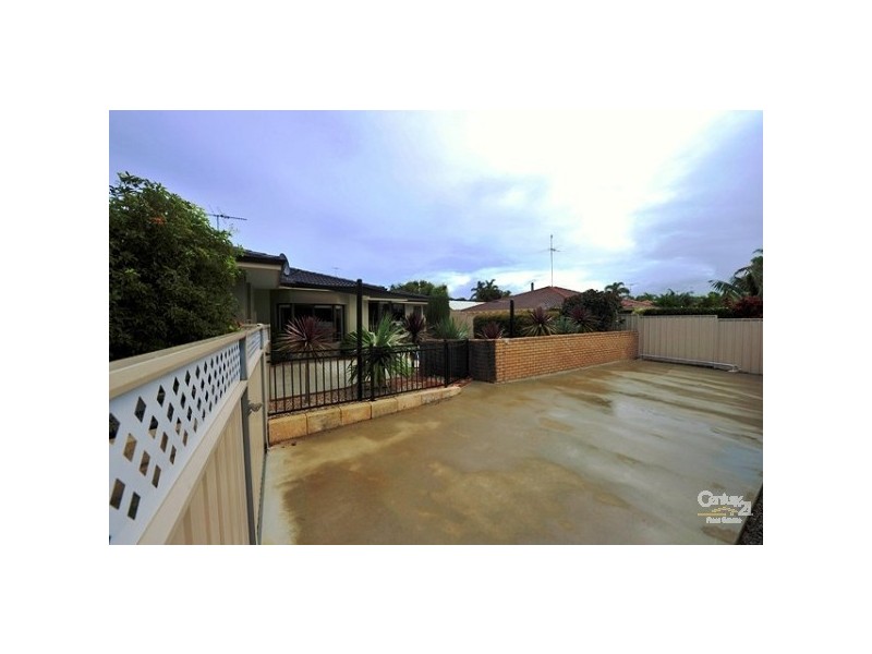 11 Kingfisher Drive, Halls Head WA 6210