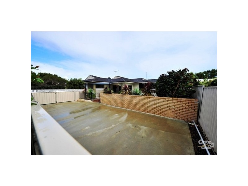 11 Kingfisher Drive, Halls Head WA 6210