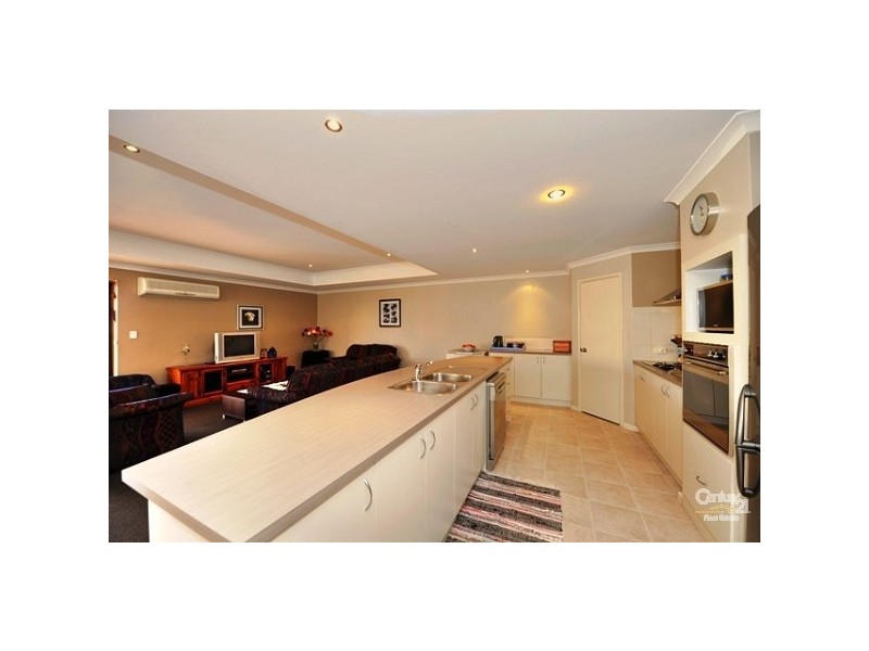 2 Oakwood Gate, Meadow Springs WA 6210