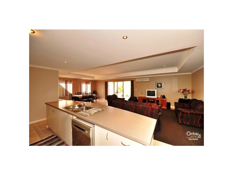 2 Oakwood Gate, Meadow Springs WA 6210